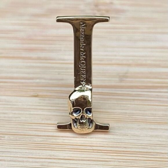 NIB Alexander McQueen 'I' Skull Gold Alphabet Shoe Charm/Necklace Pendant Gothic - Picture 3 of 6